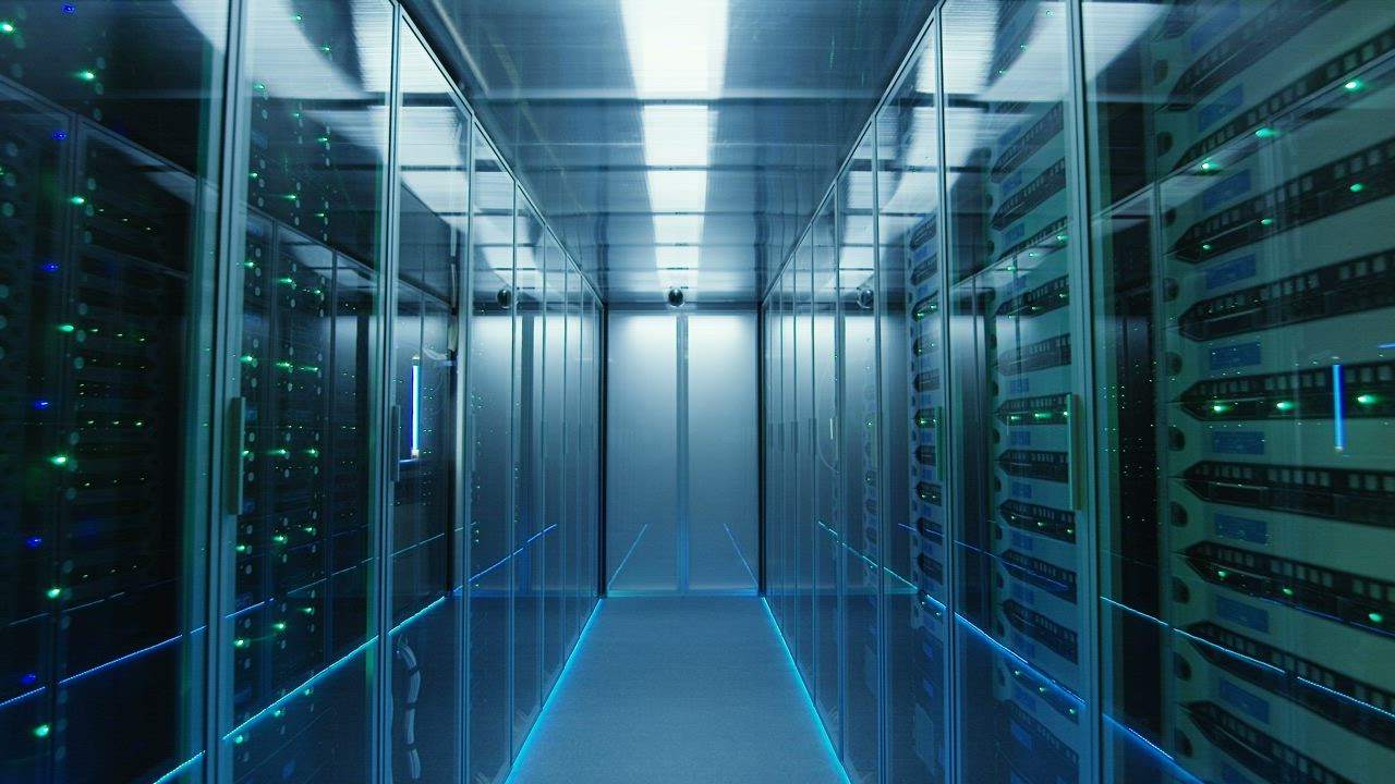 Pasillo de data center con servidores e infraestructura tecnológica